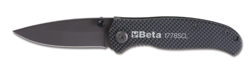 1778SCL Behajtható pengéjű kés soft carbon look kivitel penge edzett acélból tokkal szállítva - Beta - 017780089 1778SCL Behajtható pengéjű kés soft carbon look kivitel penge edzett acélból tokkal szállítva - Beta - 017780089